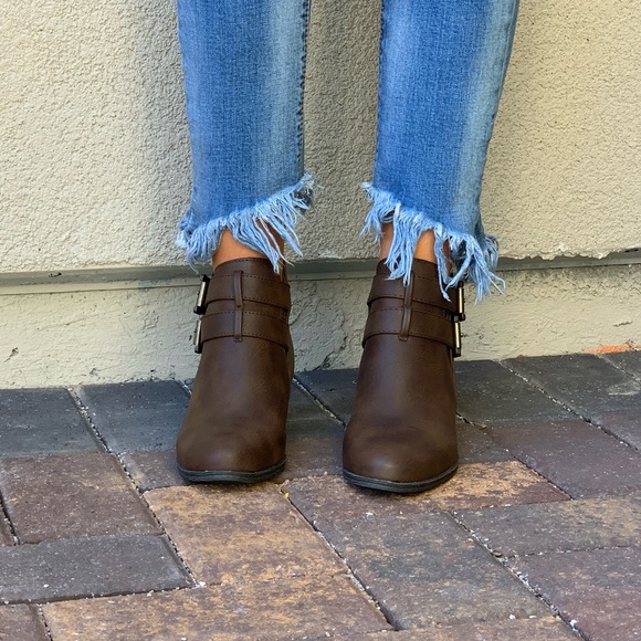 Texas Brown Distressed Double Buckle Ankle Boots - Picture 6 of 7